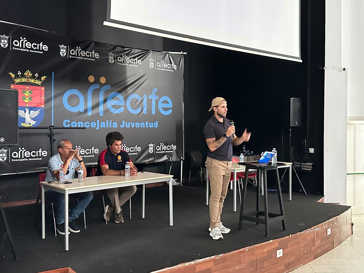 UD_Lanzarote's tweet photo. 🔴🔵 𝗣𝗥𝗘𝗦𝗘𝗡𝗧𝗔𝗖𝗜Ó𝗡 | Dani Febles, nuevo Director de Cantera de la UD Lanzarote.

Le deseamos a Dani el mayor de los éxitos en este apasionante reto. ¡Bienvenido a esta nueva etapa! ❤️💙 https://t.co/ffrxN6n2bu