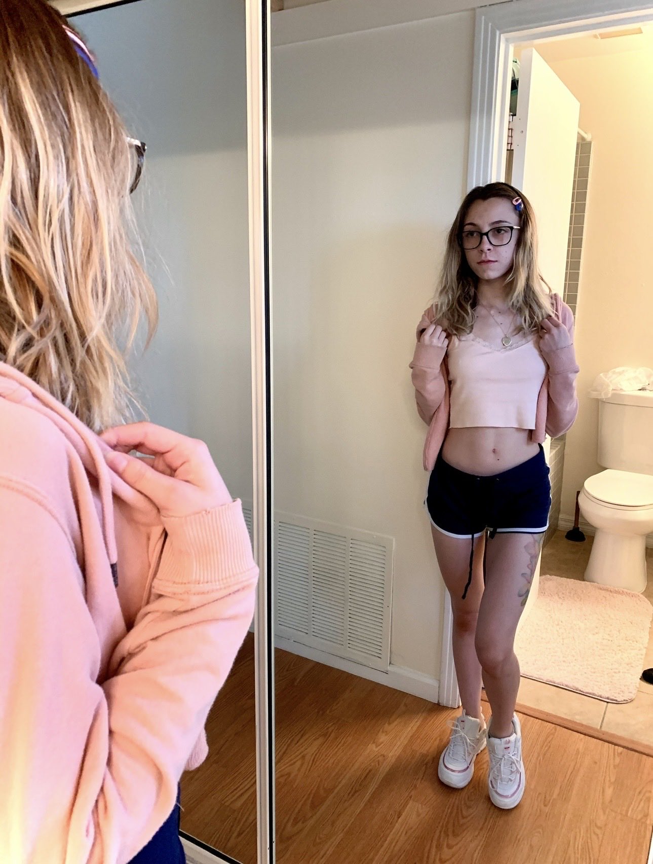 4 pic. What if I had a twin 🙈 #twins #petitegirl #tuesdayvibes #california #jasleigh https://t.co/ckHgHEjlat