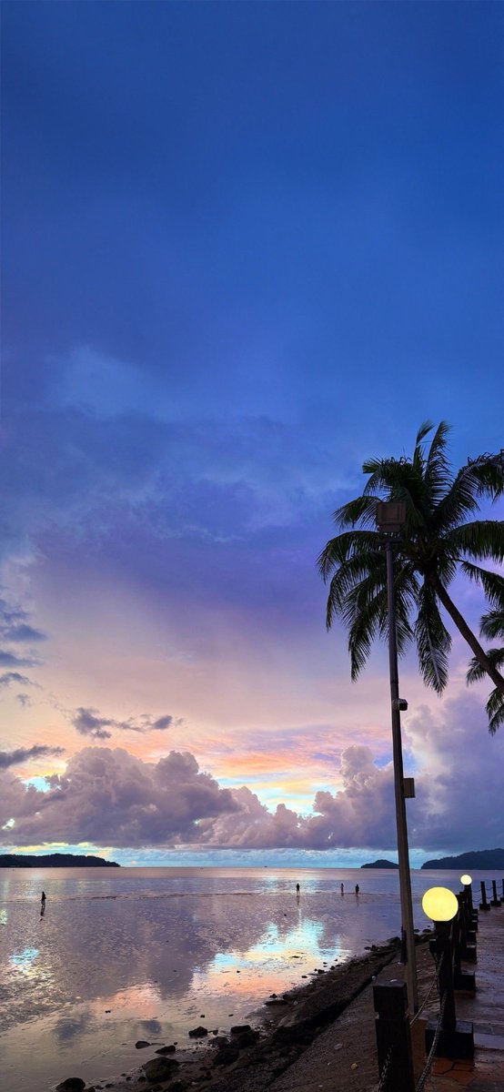 insperarise's tweet photo. sunset fading into a calm blue shore 🌅 https://t.co/O4swypxQSf