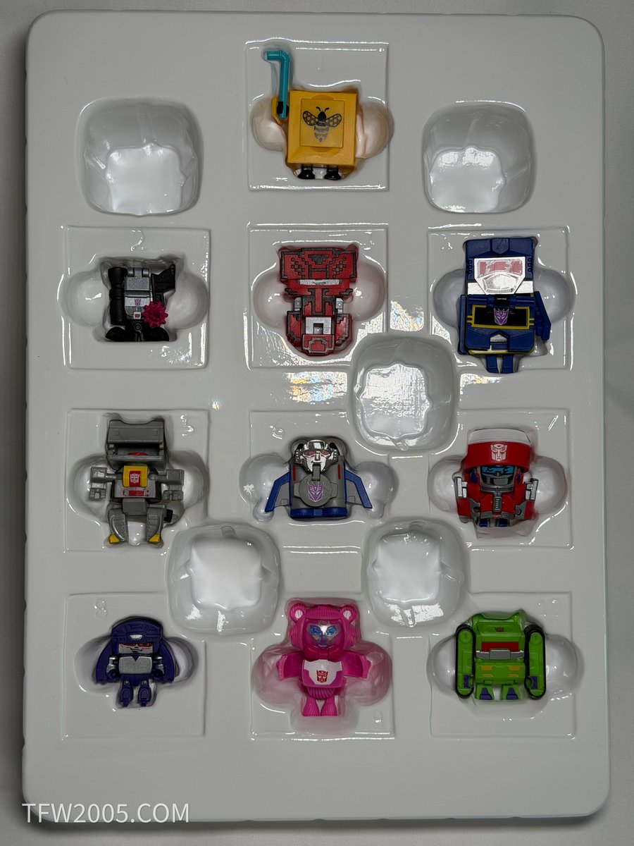 tfw2005's tweet photo. Transformers Surprise Countdown Calendar Contents Revealed https://t.co/WHNQ4kFUaQ https://t.co/zWkIP2liep