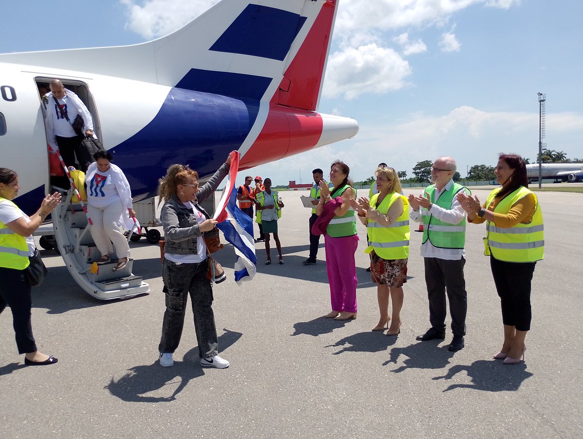 MINSAPCuba's tweet photo. 🇨🇺En el Aeropuerto Internacional José Martí se recibieron los primeros colaboradores de la brigada médica que laboraba en Guatemala, acompañados por @TaniaMCruzHdez y @adampuighlg. 
Regresan con el deber cumplido y el agradecimiento de ese pueblo hermano. 

#CubaPorLaVida https://t.co/XAjz7xmfxK