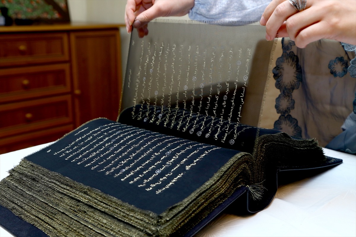 menavisualss's tweet photo. 🇦🇿 Azerbaijani painter writes Quran on transparent silk pages. https://t.co/DSkpYm0PGq