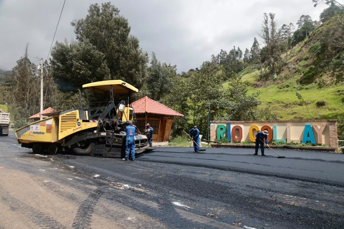 AzuayPrefectura's tweet photo. Seguimos transformando la matriz vial en Sevilla de Oro 🛣️ 

👷💪 Trabajamos en el tendido de carpeta asfaltica en la vía de acceso al río Collay. https://t.co/1HinL0UwtC