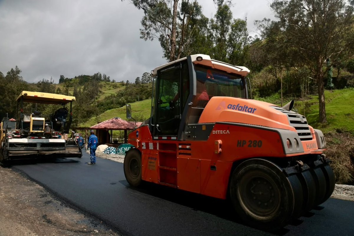 AzuayPrefectura's tweet photo. Seguimos transformando la matriz vial en Sevilla de Oro 🛣️ 

👷💪 Trabajamos en el tendido de carpeta asfaltica en la vía de acceso al río Collay. https://t.co/1HinL0UwtC