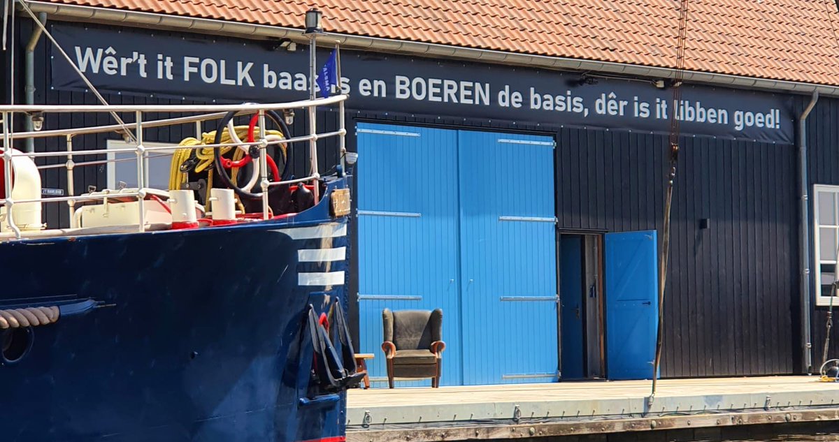 GeertLeeuwerik's tweet photo. @mariannezw Dit is in Wartena tegenover Alde Feanen. Hier zit geen woord Frans bij.
"Waar het Volk de baas is en Boeren de basis, daar is het leven goed"
Bestuurlijk Nederland moet zich kapot schamen. Boeren en belastingbetalers moeten de straat op. Boeren kapot, 20 miljard wordt weg gepist! https://t.co/pI3tQwsOIb