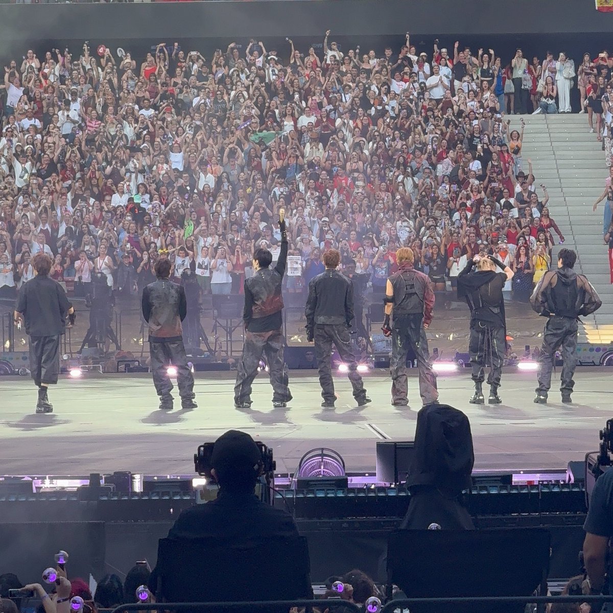 monigoldenkook's tweet photo. à Mónica de 2019… we made it, babe! 💜 nunca conseguirei colocar em palavras o quanto estes sete rapazes coreanos mudaram e salvaram a minha vida. serei-lhes eternamente grata. aos melhores dois dias da minha vida… e que tenham sido somente os primeiros! 💜 https://t.co/mzwRpH5dLA