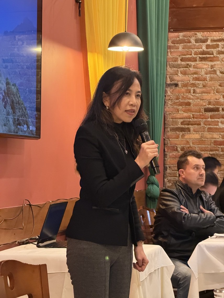 Taiwan1S's tweet photo. A Diretora Superintendente do EECT, Angeles Chu, acompanhou a ministra do OCAC, Hsu Chia-Ching, em Curitiba, em um encontro com cerca de 50 membros da comunidade taiwanesa para discutir integração econômica, ensino de mandarim para a segunda geração e serviços consulares. https://t.co/Tg39xVMLHG