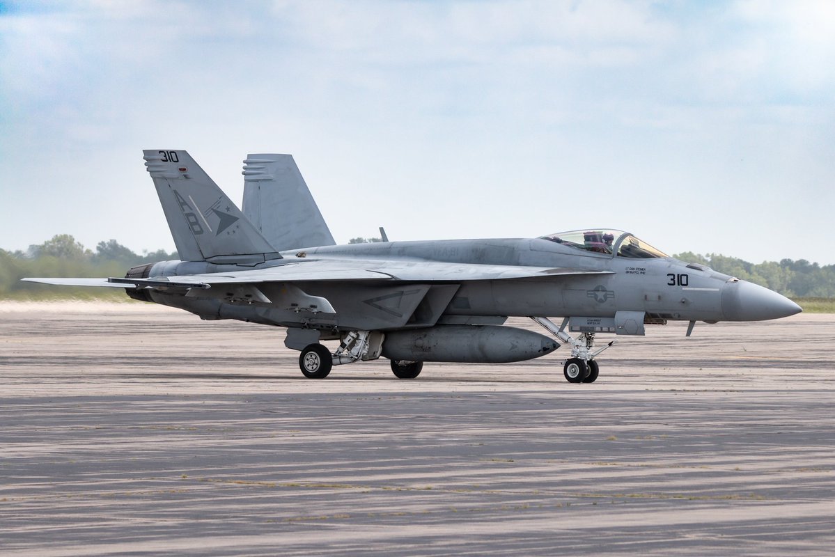 Michael_Leslie's tweet photo. Inferno81 stopping by on it's way westward. The callsign printed on the side of the plane was "DR WaFFEL PHD"
#aviation #SuperHornet #military https://t.co/TAPORcnBEo