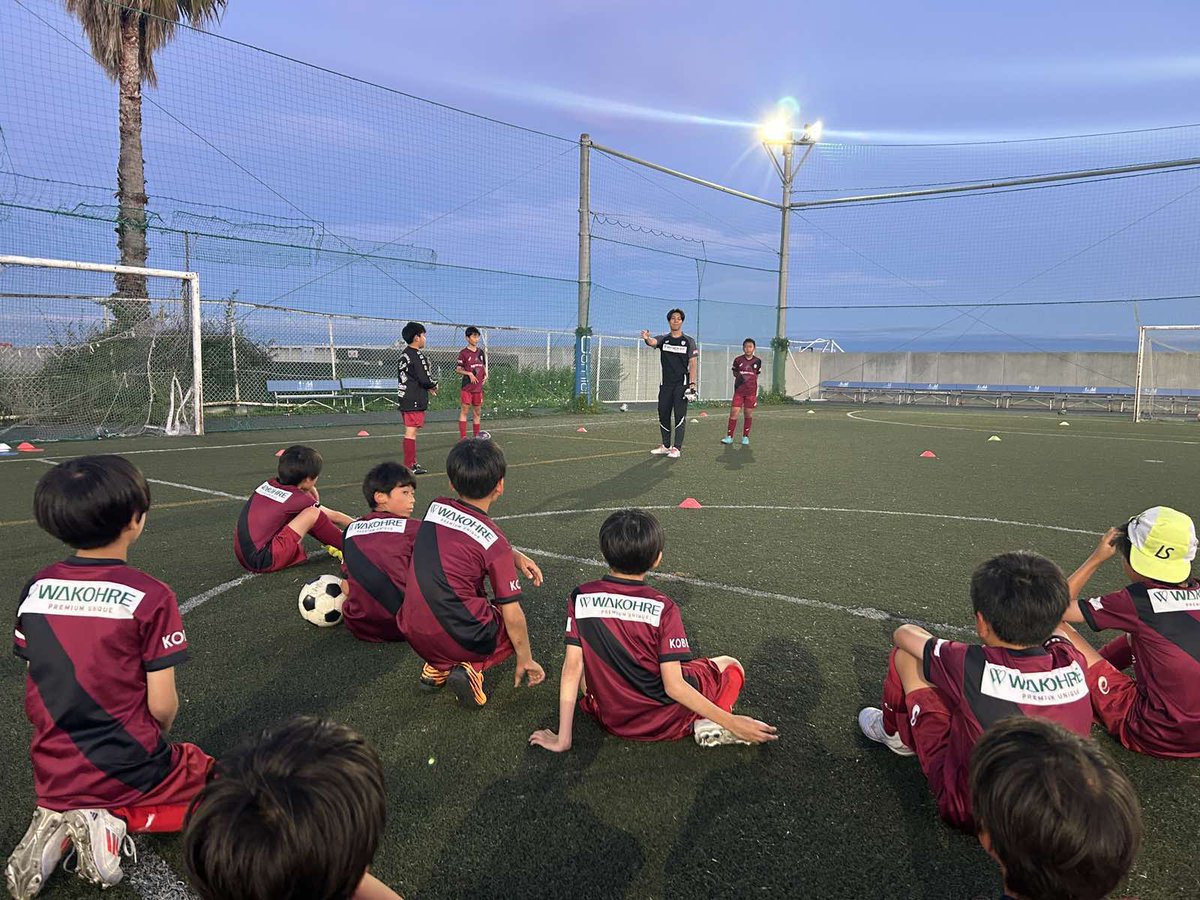 visselschool's tweet photo. 【六アイ校(金)5・6年生⚽️】

担当の清永丈瑠コーチです！
練習が始まると顔つきが変わり
みんなとても真剣👀
試合では贅沢に3コートを使用し
白熱したゲームが繰り広げられています🔥

これからもトモニ🫱🏻‍🫲🏻
高みを目指して成長しよう！

#ヴィッセル神戸スクール HP👇
https://t.co/urydXCpEw3 https://t.co/pWJQQKpAYr