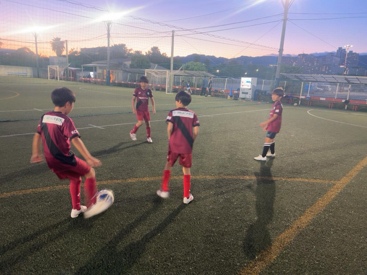 visselschool's tweet photo. 【六アイ校(金)5・6年生⚽️】

担当の清永丈瑠コーチです！
練習が始まると顔つきが変わり
みんなとても真剣👀
試合では贅沢に3コートを使用し
白熱したゲームが繰り広げられています🔥

これからもトモニ🫱🏻‍🫲🏻
高みを目指して成長しよう！

#ヴィッセル神戸スクール HP👇
https://t.co/urydXCpEw3 https://t.co/pWJQQKpAYr