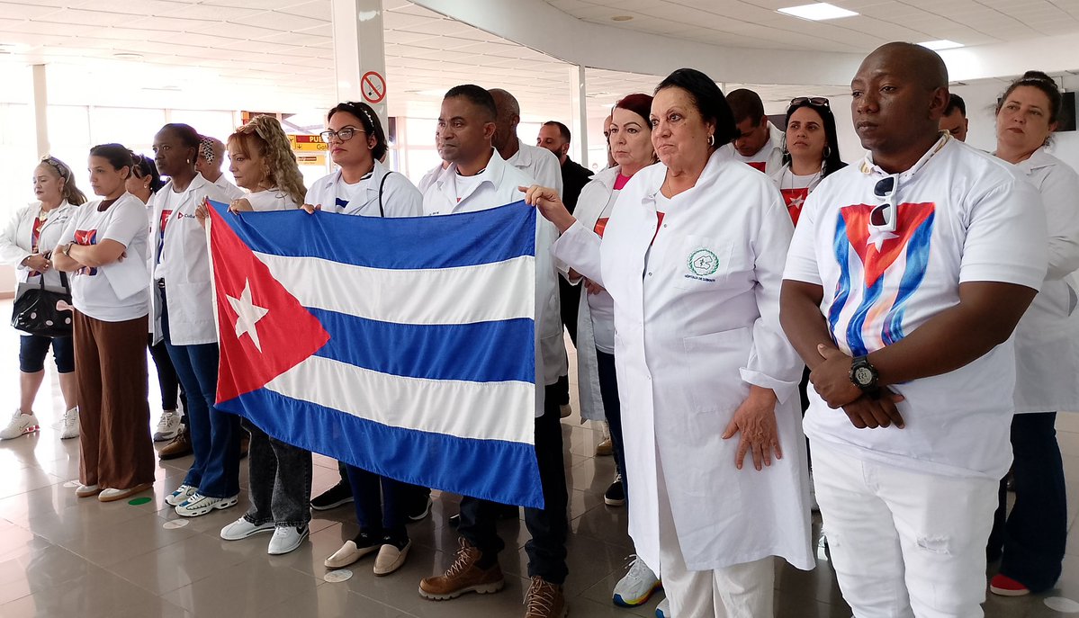 MINSAPCuba's tweet photo. 🇨🇺En el Aeropuerto Internacional José Martí se recibieron los primeros colaboradores de la brigada médica que laboraba en Guatemala, acompañados por @TaniaMCruzHdez y @adampuighlg. 
Regresan con el deber cumplido y el agradecimiento de ese pueblo hermano. 

#CubaPorLaVida https://t.co/XAjz7xmfxK