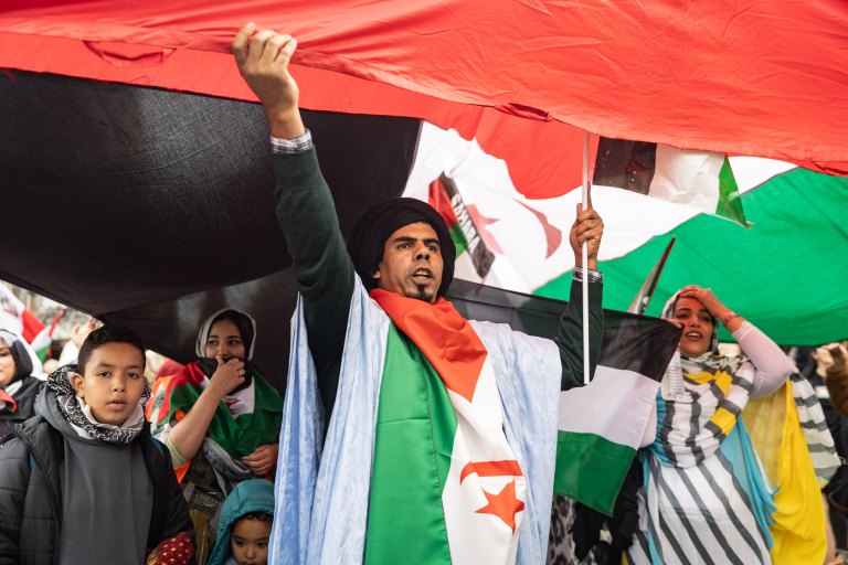 mundoobrero's tweet photo. 🇪🇭 Culturicidio: la guerra silenciosa contra la identidad saharaui, 🖊 Aawah Walad. Artista saharaui

🗨 Despojar a un pueblo de su lengua, sus símbolos y su memoria es despojarlo de su esencia.

https://t.co/R7bWFAaO69 https://t.co/fjQvcDpLrB