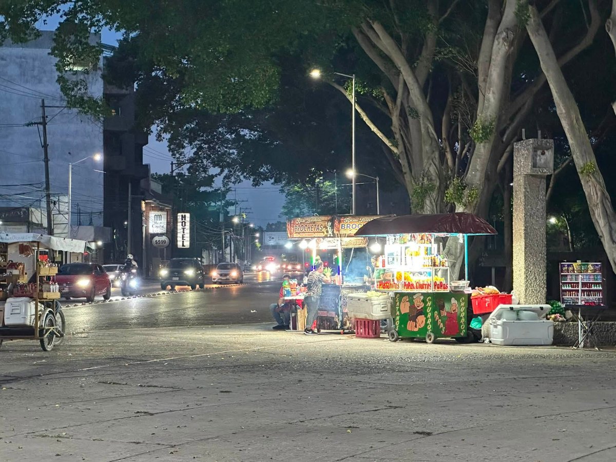 xevtfm's tweet photo. #EnFotos 📸 🎶Así luce la zona de "El Caballito" la noche de este mártes dónde #Chemaney convocó a un festejo al terminar la justa entre #México y #Ecuador 🇲🇽🇪🇨 https://t.co/6JnFG45M9e