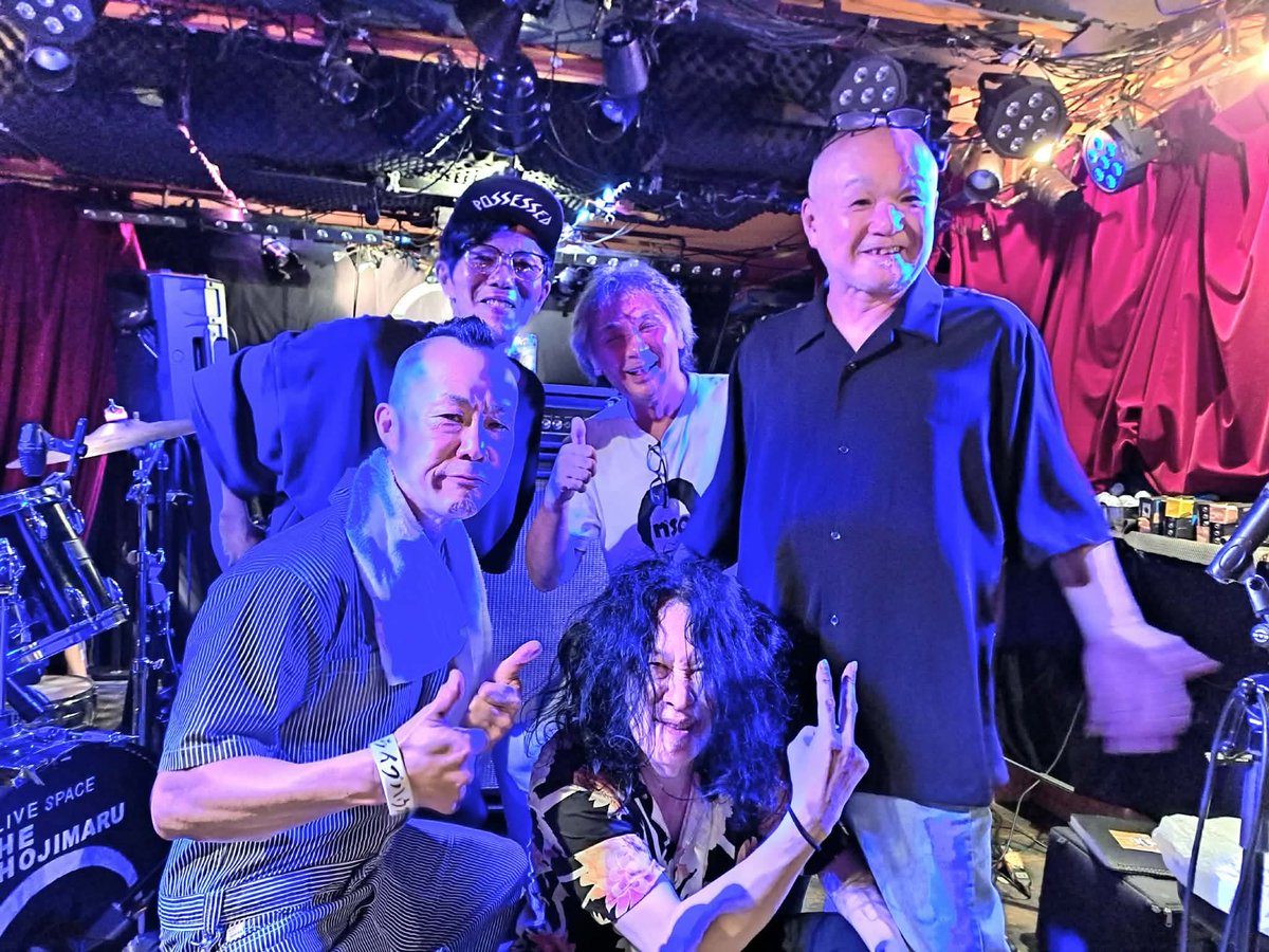 marupamarumaru's tweet photo. M.J.Qの凄さはわかっているんだけど、改めてクハラカズユキ、山本久土、の なんじゃこりゃ！の連発連チャン満載終始確変の嵐音に参った次第。
我々ジャクンソもいつもの配置じゃなく新たな試みに挑戦しましたが、仮免合格したのか？ってくらいの体感でした。
しかし、なにが素晴らしいか？というと、この体感感覚のまま「ん？なにかがいつもと違うぞ…俺のせいか…いやこのままでは終われない……くそぉー！よし！……っていつもと違うギア８速を入れたんだけど、おいおいこの車は６速しかないぞ…と気がついた我々」3人が、同じ感覚でライブを終了した、って事が素晴らしかったんです。
わかるかなぁ？わかんねぇだろうなぁ…笑
でもその後M.J.Qのライブを堪能してたらどんどん気分が晴れてきて終わった頃には、すべて忘れておりました。
そんだけ凄かった！
山本久土‼️クハラカズユキ‼️
漢は黙ってシングルストロークでスビーディーにデカい音を鳴らせ‼️
ドラムをなめるな！なめて叩くな！
なめる とは、撫でたような音って事です。
あー、こんな事書くとたくさんのドラマーから反感買うだろうけど、君は君。わたしはわたし。
四角四面の頑固な人、音、そういう人こそ誰よりも繊細で一本筋の通った方だと、わたしは信じてやまない。
わたくしがリスペクトする人はこんな人達多し。
M.J.Q、マイケルジャクンソの面々はこんな人達。
このツーマンは定期的にやりまーす！！
このツーマンで全国どこへでも行きますので呼んで下さーい‼️
ご来場ありがとうございました‼️
Qちゃん、なぜシングルであんなに手が動くの？足も。
大リスペクトドラマー
クハラカズユキ‼️