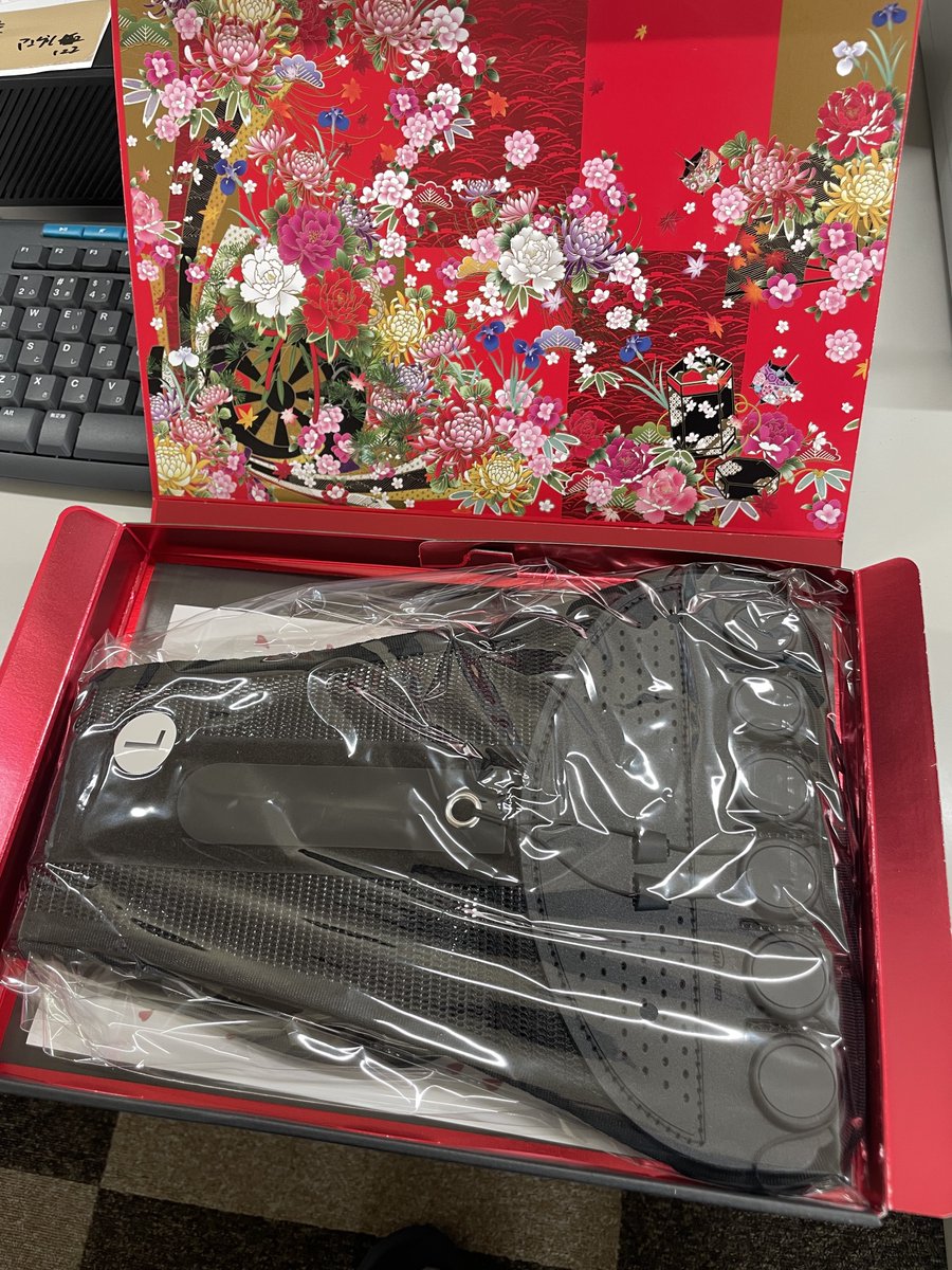 Charlie345Levo's tweet photo. やっと届いた！！（遅れてた）

待ってました…
最近腰痛くて痛くて…

すげぇ箱だな笑 https://t.co/stWLDvJ3q7