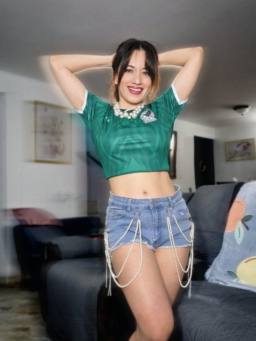 Selene 🌙 - Estoy muuuy nervioooosaaaa !! Se me pone la piel chinita! Pero hoy quiero confiar en @miseleccionmx #VamosMéxico #YSiSí https://t.co/xRVR8qy8cj