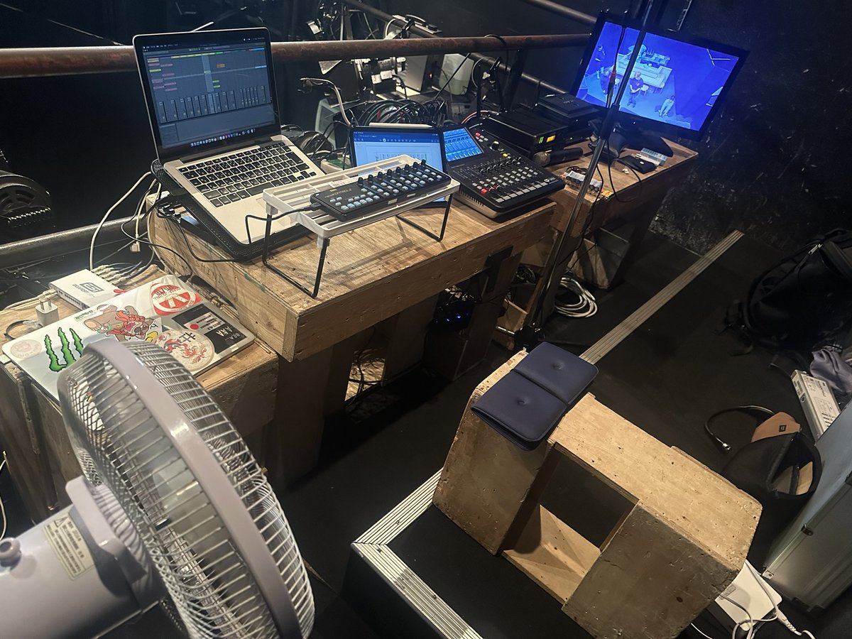 suda9210's tweet photo. 2週間前は極寒のブースだったけど、、、

今週は、もう暑すぎて死ぬ(笑)

そして箱馬座ってると、ケツが割れる！！！
(もう割れている) https://t.co/XB5G7noHwD