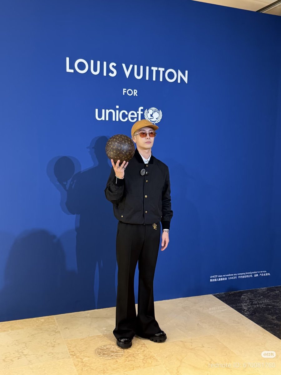 Gamyuy_yg's tweet photo. แจ็คสันเหมาะกับคำว่า DNA ของหลุยส์วิตตอง Louis Vuitton กับ Jackson คือภาพจำที่ลงตัวที่สุด😍

Jackson Wang at @LouisVuitton X UNICEF "REBONDS" Book Launch Event in Shanghai 

#JacksonWangxLouisVuitton
#JacksonWang #LVMenSS27 https://t.co/IgSRlMn0tk