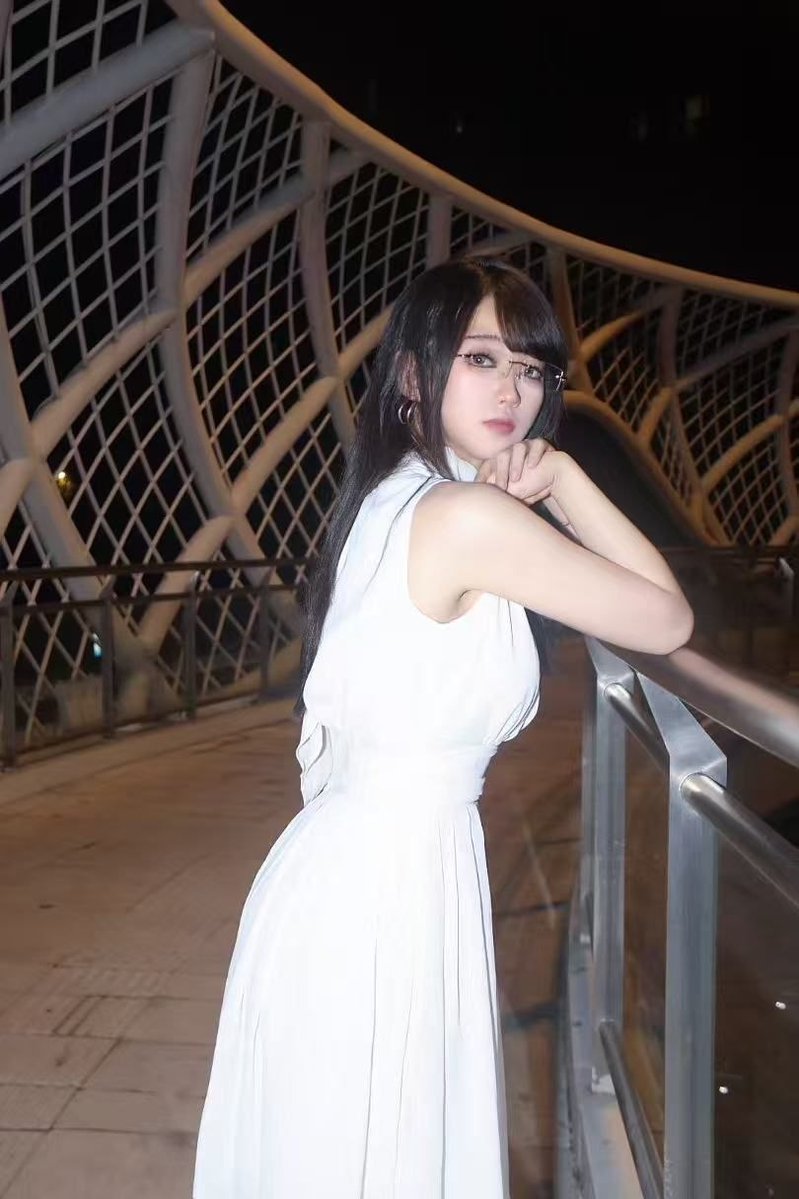 masobe111's tweet photo. 出门在外是一本正经拍生活照的乖乖女，网络上却是穿着cos搔首弄姿的反差婊，cos服就像洗脑装置，一旦穿上了，不但外表丢给了这个角色，性格也会被吞噬，和平时的自己判若两人，所以走在大街上，说不定就有几个在家里的欲求不满的反差coser。
#意淫 #cos #coser #意淫coser #反差婊 https://t.co/fw7j7G7V57
