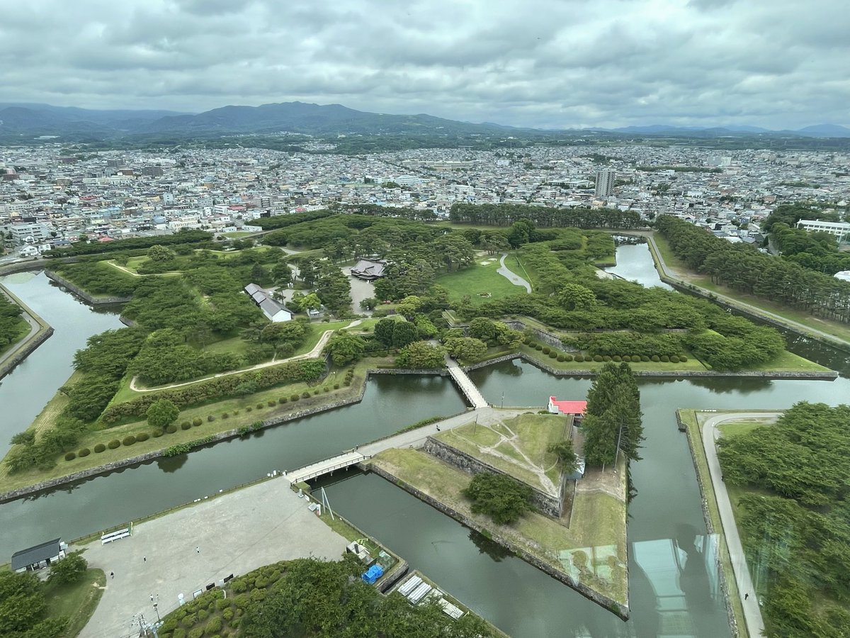 shigechi1137's tweet photo. 車で行く城めぐりの旅

松前城（松前町）
上ノ国勝山館（上ノ国町）
五稜郭（函館市）
志苔館（函館市）

北海道道南エリアの城めぐり。時代背景から外国船への備えや開拓の歴史がメインで、日本式城郭は松前城のみ。アイヌと和人が混住した勝山館はヒグマの目撃情報があり恐る恐る短時間で素早く見学 https://t.co/BC30EY0Jji