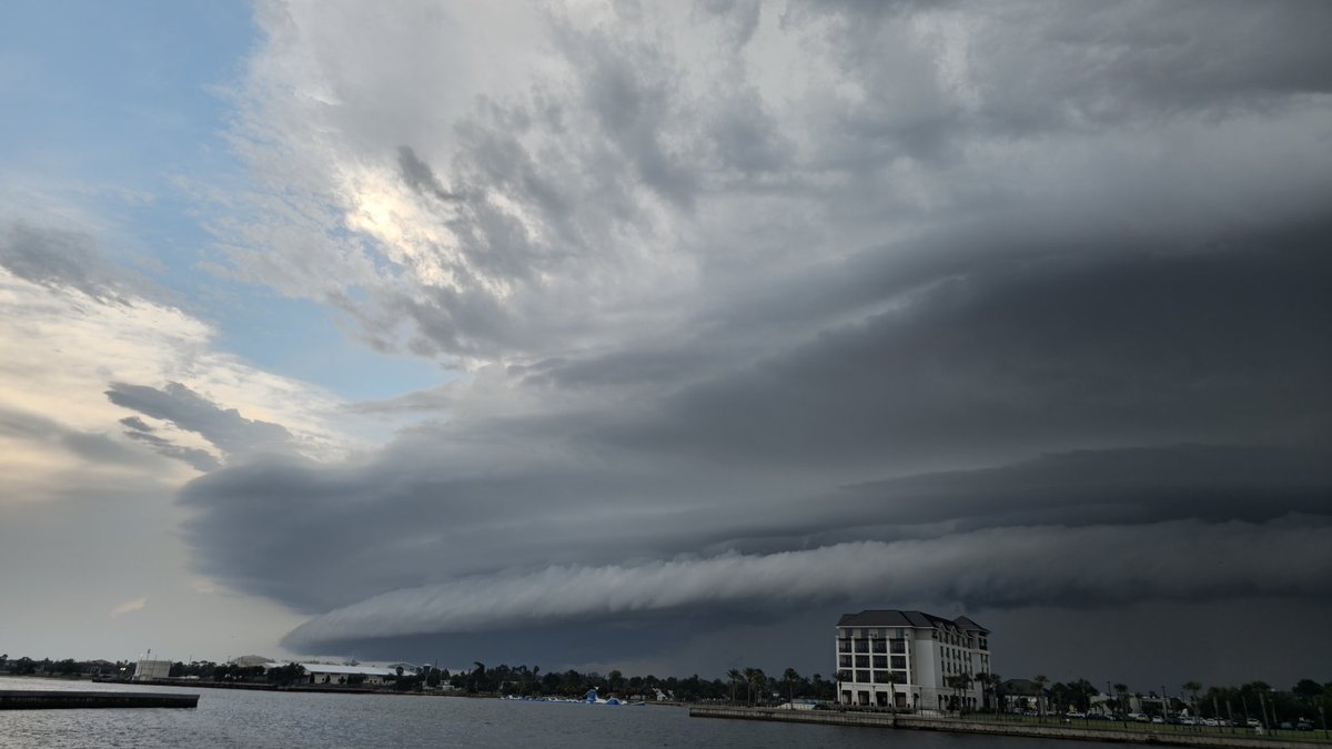 ChasingBolts's tweet photo. Shelf cloud action this afternoon/evening from the Panama City Marina.
#FLWX
@Whitleyweather 
@justinkieferwx
@WJHG_TV 
@WMBBTV https://t.co/1ok2eILrqF