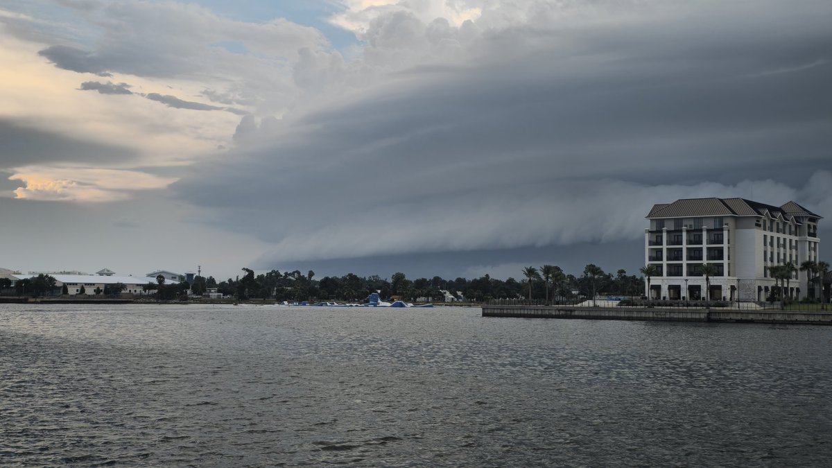ChasingBolts's tweet photo. Shelf cloud action this afternoon/evening from the Panama City Marina.
#FLWX
@Whitleyweather 
@justinkieferwx
@WJHG_TV 
@WMBBTV https://t.co/1ok2eILrqF