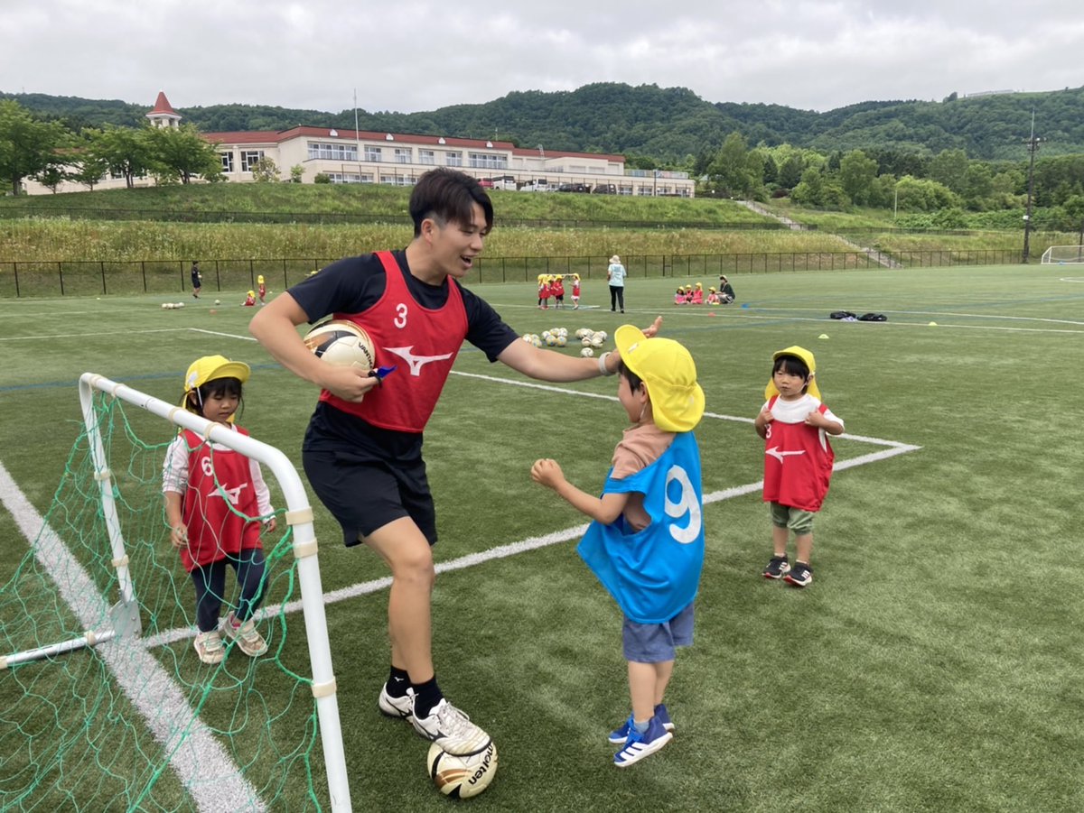 consaofficial's tweet photo. 洞爺湖町にて4歳、5歳児を対象としたサッカー教室を実施しました⚽️

コンサドーレと洞爺湖町で締結している「スポーツ観光推進に関する交互交流・支援協定」の取り組みの一環となります🤝

これからの観光シーズンはぜひ洞爺湖町に足をお運びください！🏞️

#consadole #コンサドーレ https://t.co/sTCcUtczyr