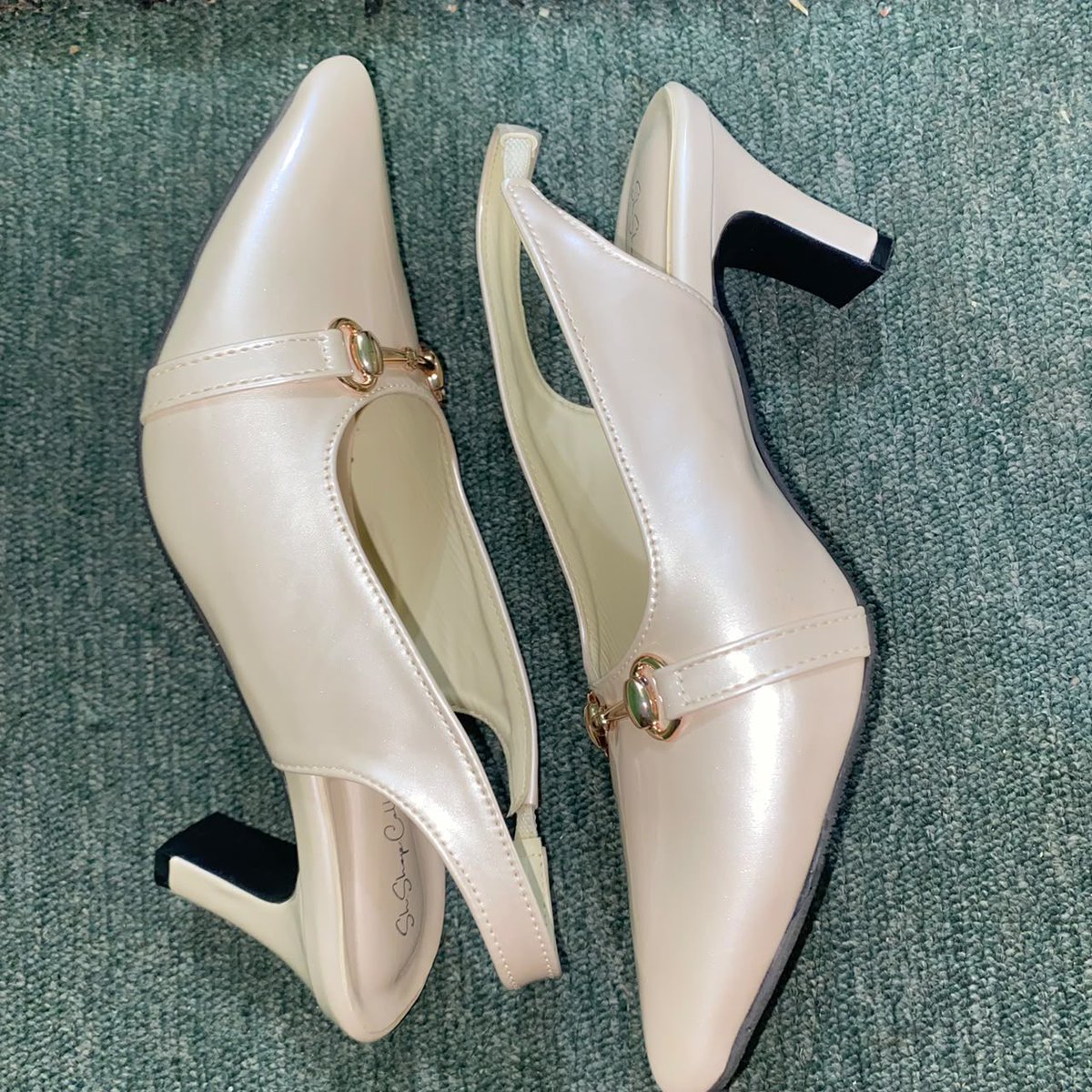 whisperfloos's tweet photo. ada yang mau angkut heels size 37 warna ivory ini ga guys??  65k aja bisa nego, masihh mulussss bgttt like new. bisa orenn yaa

#preloved https://t.co/MTnGkj9sxq