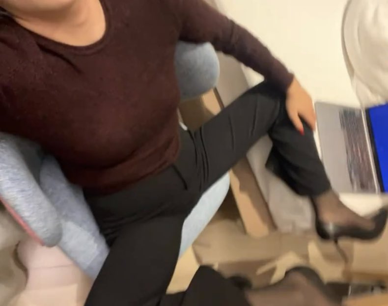 ylcwlp's tweet photo. 我很想看我那天天穿西装西装裤上班的老婆在办公室跟客户这样做啊 https://t.co/FnFWsJWRaQ https://t.co/UQCynJCkn2
