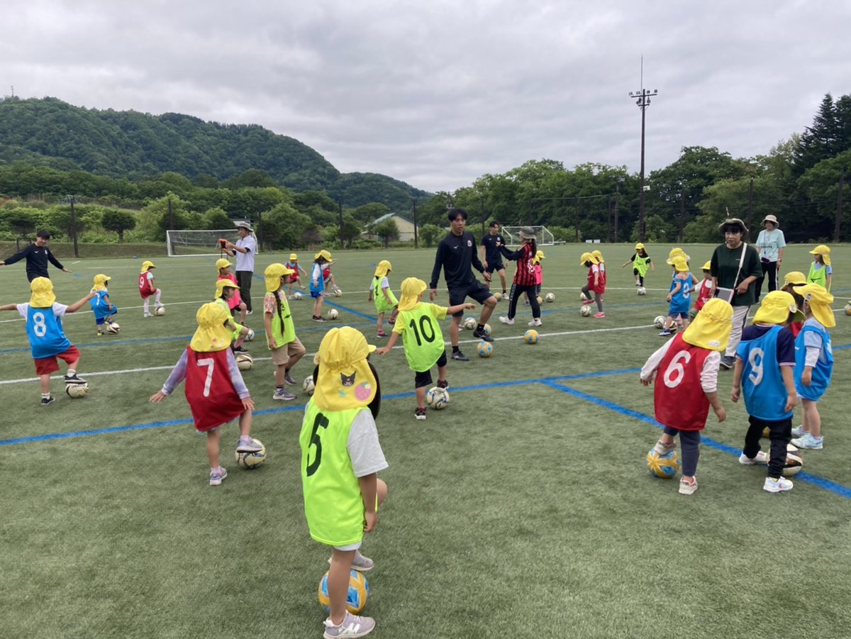 consaofficial's tweet photo. 洞爺湖町にて4歳、5歳児を対象としたサッカー教室を実施しました⚽️

コンサドーレと洞爺湖町で締結している「スポーツ観光推進に関する交互交流・支援協定」の取り組みの一環となります🤝

これからの観光シーズンはぜひ洞爺湖町に足をお運びください！🏞️

#consadole #コンサドーレ https://t.co/sTCcUtczyr