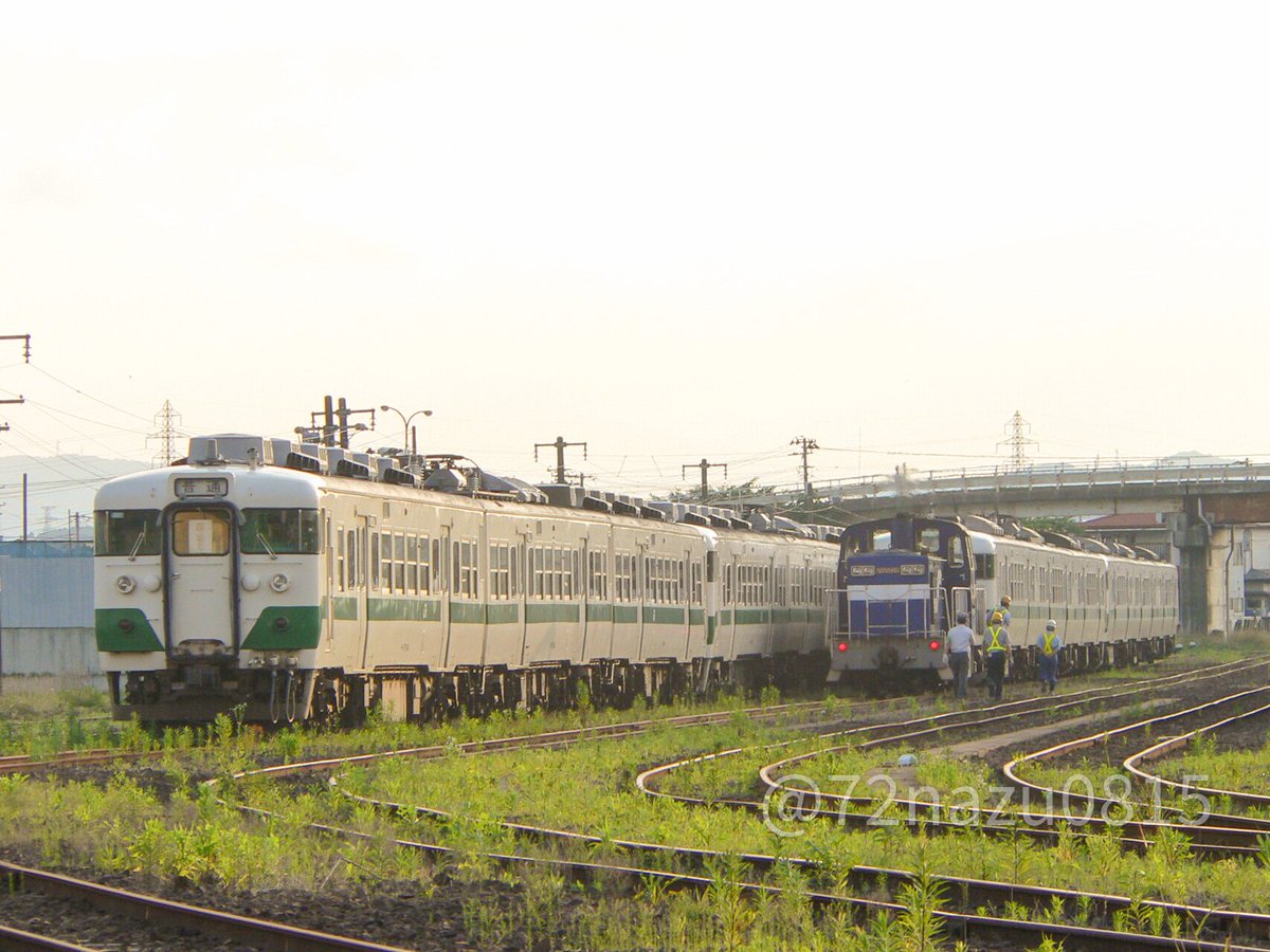 72nazu0815's tweet photo. 19年前の今日撮影。
ラストランを終えた417系のうちK-1編成とK-4編成が陸前山王まで疎開されました。
到着後、一旦臨海線側まで引き上げてから側線に入れるため、短い区間ながらSD55が417系を牽引。
先に疎開されていた717系の隣に並べられ、復活の時までしばしの眠りに…
2007年7月1日撮影 https://t.co/cgm8UYM6q0