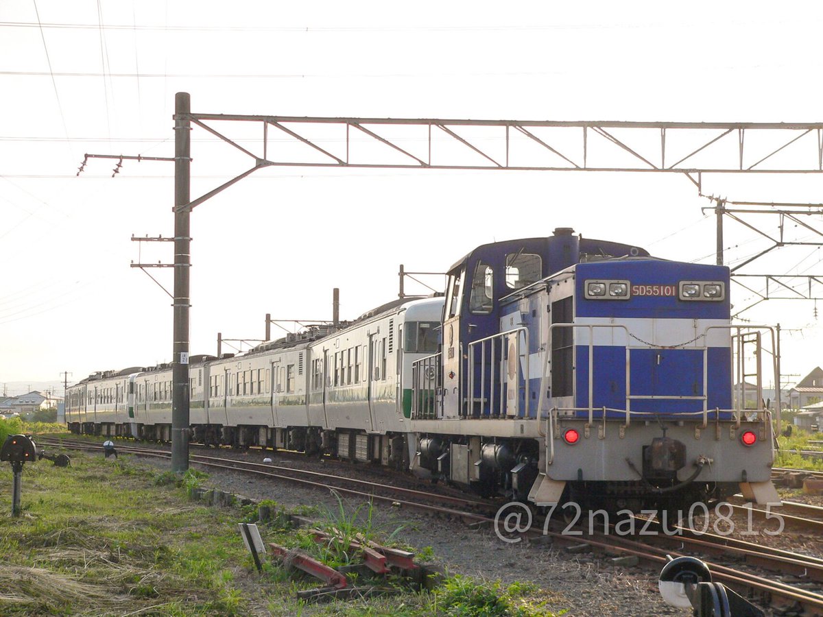 72nazu0815's tweet photo. 19年前の今日撮影。
ラストランを終えた417系のうちK-1編成とK-4編成が陸前山王まで疎開されました。
到着後、一旦臨海線側まで引き上げてから側線に入れるため、短い区間ながらSD55が417系を牽引。
先に疎開されていた717系の隣に並べられ、復活の時までしばしの眠りに…
2007年7月1日撮影 https://t.co/cgm8UYM6q0