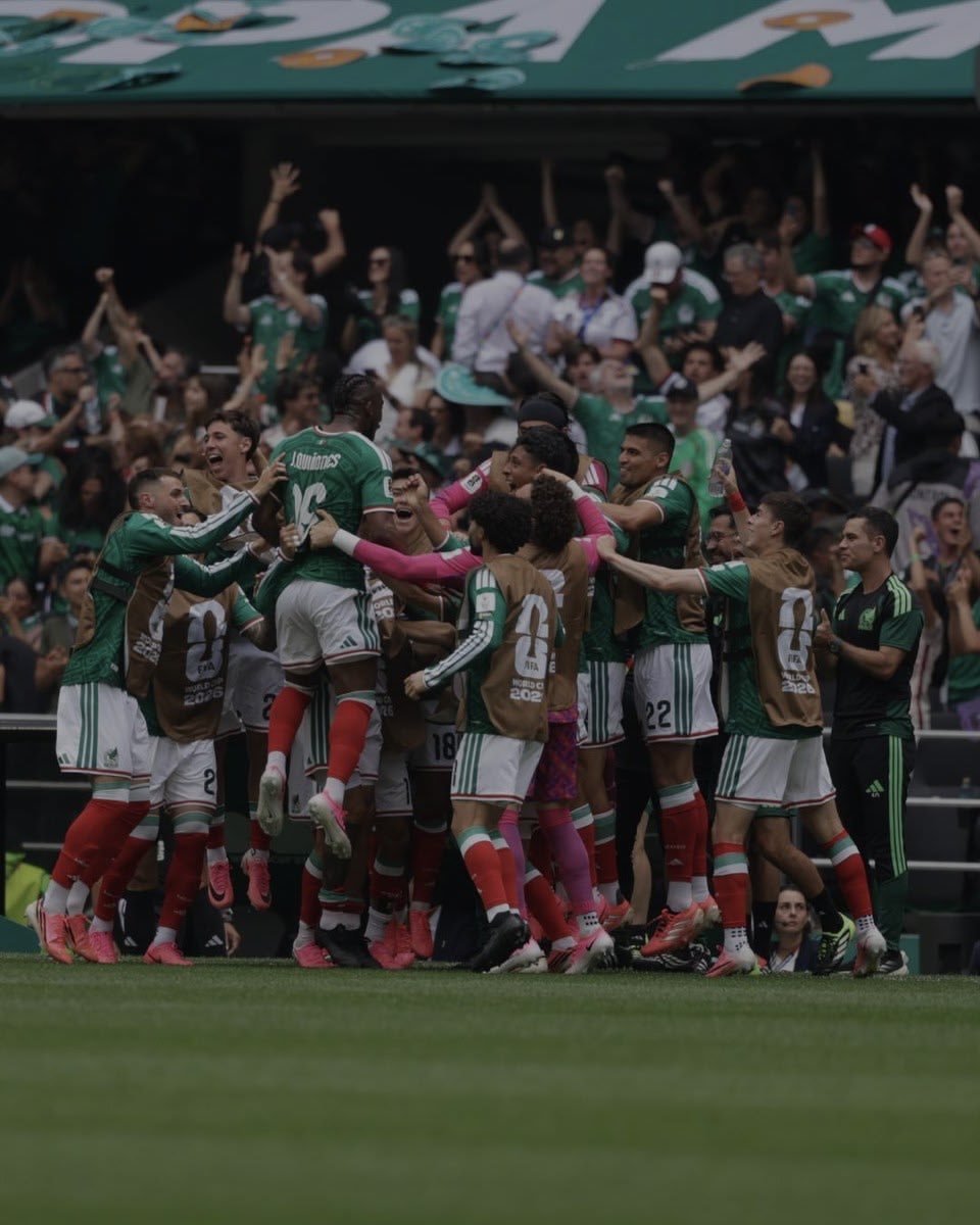 alxxe08's tweet photo. Hoy es un partido trascendental, en donde si ganas no habrá quien te pare, si pierdes, tendrás a toda Sudamérica cagandote la espalda, que hoy haga rugir el azteca, demuestren de que está hecho el mexicano, para que nadie nos vuelva a menos preciar, ¡Vamos! @miseleccionmx https://t.co/SkkDe4y6wI