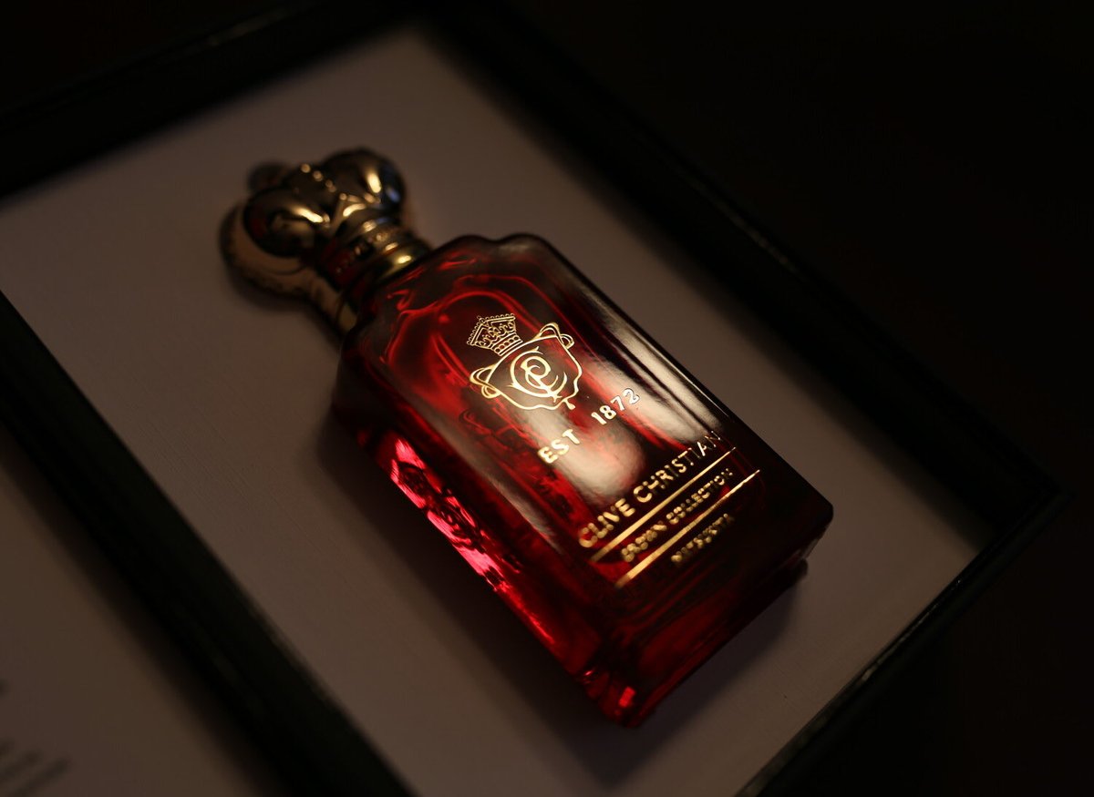 Ahmd_az's tweet photo. وقعت في غرام كلايف كريستيان ماتسوكيتا عطر يعطيك شعور بخوري فخم في الافتتاحية جمال العطر يجعلك تنبهر من الرائحة العبقرية .. لا اعتقد ان اياً من بقية العطور ستصل إلى التحفة الفنية ولكن روعة وردة التاج الحمراء تجعلني أفكر في معرفة بقية جواهر الشاي العطرية ومدى قدرتها على إثبات نفسها ..