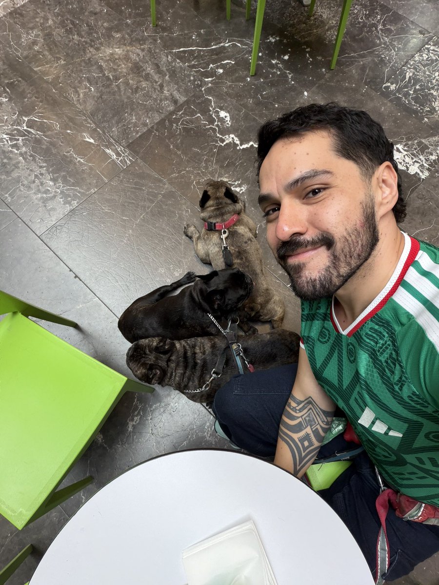 der_maldonado's tweet photo. Sacando a pasear a las crías!  Amo las plazas que son pet friendly! 

#padresoltero #singlegaylife #singlegaydad #singledad #mexico https://t.co/tJa0bhQFvx