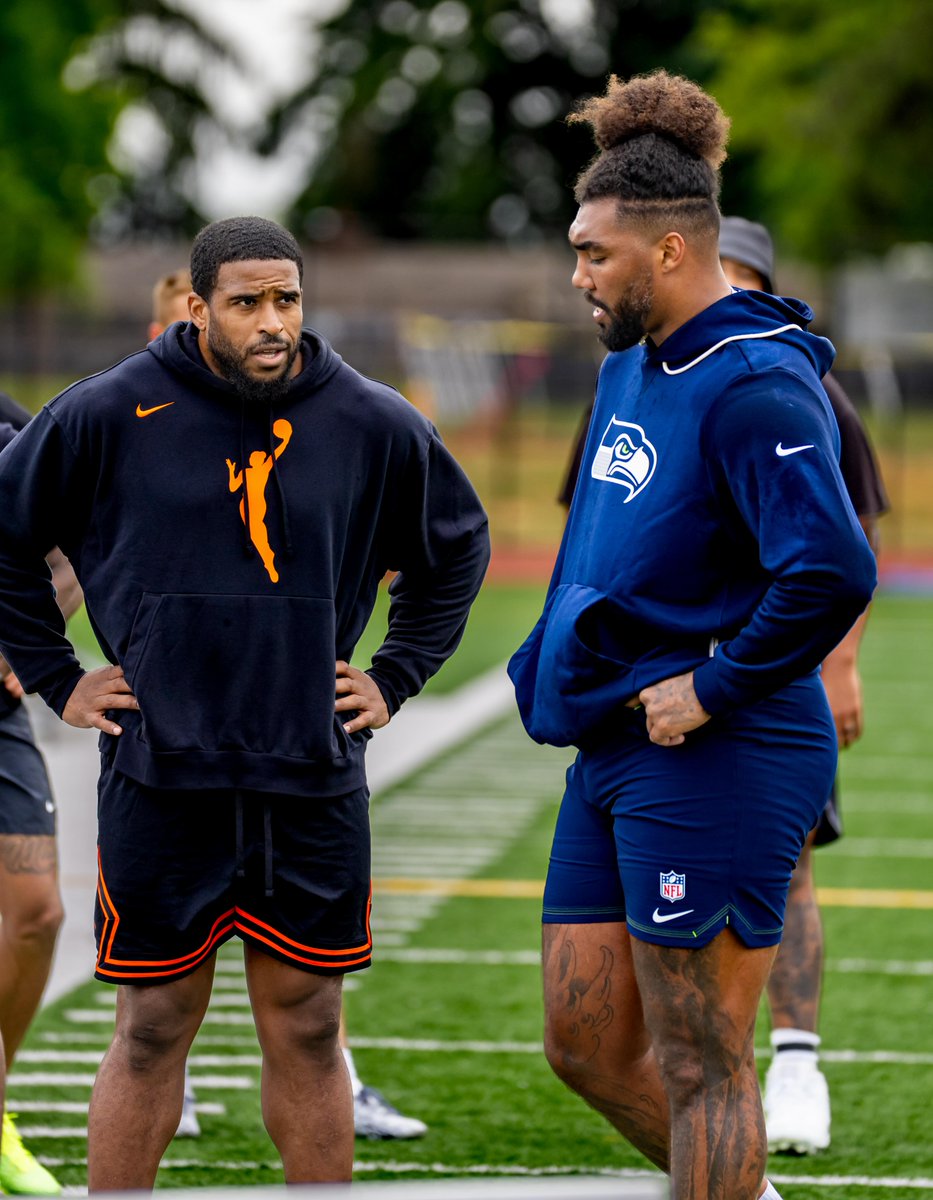 hawkmania4's tweet photo. Former and current #Seahawks Bobby Wagner and Leonard Williams!!!

Photo credit: Tracy Ford/IG https://t.co/kAk6bmP5zi