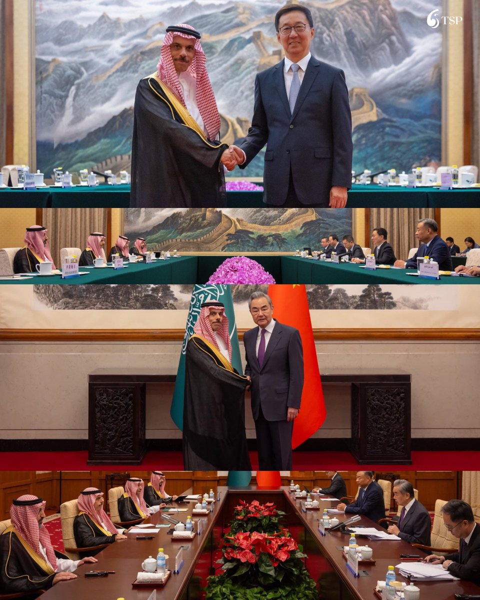 TheSaudi_post's tweet photo. شهدت زيارة وزير الخارجية السعودي الأمير "فيصل بن فرحان" إلى الصين مباحثات رفيعة المستوى مع نائب الرئيس الصيني "هان تشنغ" ووزير الخارجية "وانغ يي"، ركزت على تعزيز الشراكة الإستراتيجية بين البلدين، وتنسيق المواقف بشأن أبرز القضايا الإقليمية والدولية، وفي مقدمتها أمن الملاحة والاستقرار في المنطقة.

-التفاصيل:

أكد وزير الخارجية السعودي الأمير "فيصل بن فرحان" أن الشراكة الإستراتيجية الشاملة بين المملكة العربية السعودية والصين بلغت مستوى غير مسبوق، مجددًا استعداد المملكة لمواصلة الارتقاء بالعلاقات الثنائية وتعزيز التعاون في المحافل متعددة الأطراف، بما يسهم في دعم السلام والاستقرار إقليميًا ودوليًا.

من جانبه، أكد نائب الرئيس الصيني "هان تشنغ" أن العلاقات السعودية الصينية حافظت على زخم قوي خلال السنوات الماضية بفضل التوجيه الإستراتيجي لقيادتي البلدين، مشيرًا إلى أن العام الجاري يصادف الذكرى العاشرة لإقامة الشراكة الإستراتيجية الشاملة، وأن بكين مستعدة للعمل مع الرياض لتنفيذ التوافقات التي توصل إليها زعيما البلدين.

بدوره، شدد وزير الخارجية الصيني "وانغ يي" على أهمية حماية وتنفيذ مذكرة التفاهم بين الولايات المتحدة وإيران، والحفاظ على زخم المفاوضات للوصول إلى اتفاق شامل يحظى بقبول الطرفين ودول المنطقة وترحيب المجتمع الدولي.

وأكد "وانغ" أن وقف إطلاق النار الحالي لا يزال هشًا، إلا أن التفاوض يظل الخيار الأفضل من التصعيد العسكري، مشددًا على ضرورة ضمان أمن الملاحة البحرية، والحفاظ على حرية الملاحة في مضيق هرمز والممرات المائية الدولية.

وتعكس هذه المباحثات اتساع التنسيق السياسي بين الرياض وبكين، وتنامي دور البلدين في دعم الاستقرار الإقليمي، وتعزيز الحلول الدبلوماسية، وترسيخ أمن الطاقة وحركة التجارة العالمية عبر الممرات البحرية الحيوية.