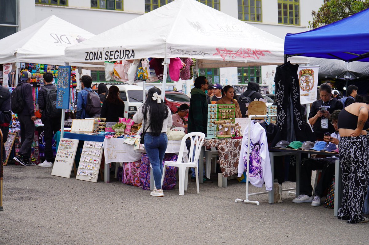 Corpoboyaca's tweet photo. Desde Corpoboyacá acompañamos la Feria de Emprendimiento de la UPTC, un espacio donde estudiantes de biología presentaron iniciativas innovadoras enfocadas en economía circular, aprovechamiento de residuos y producción responsable. ✨ https://t.co/NV4eB7LRj0