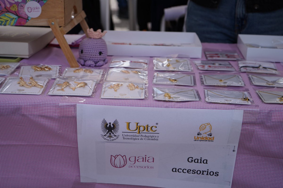 Corpoboyaca's tweet photo. Desde Corpoboyacá acompañamos la Feria de Emprendimiento de la UPTC, un espacio donde estudiantes de biología presentaron iniciativas innovadoras enfocadas en economía circular, aprovechamiento de residuos y producción responsable. ✨ https://t.co/NV4eB7LRj0