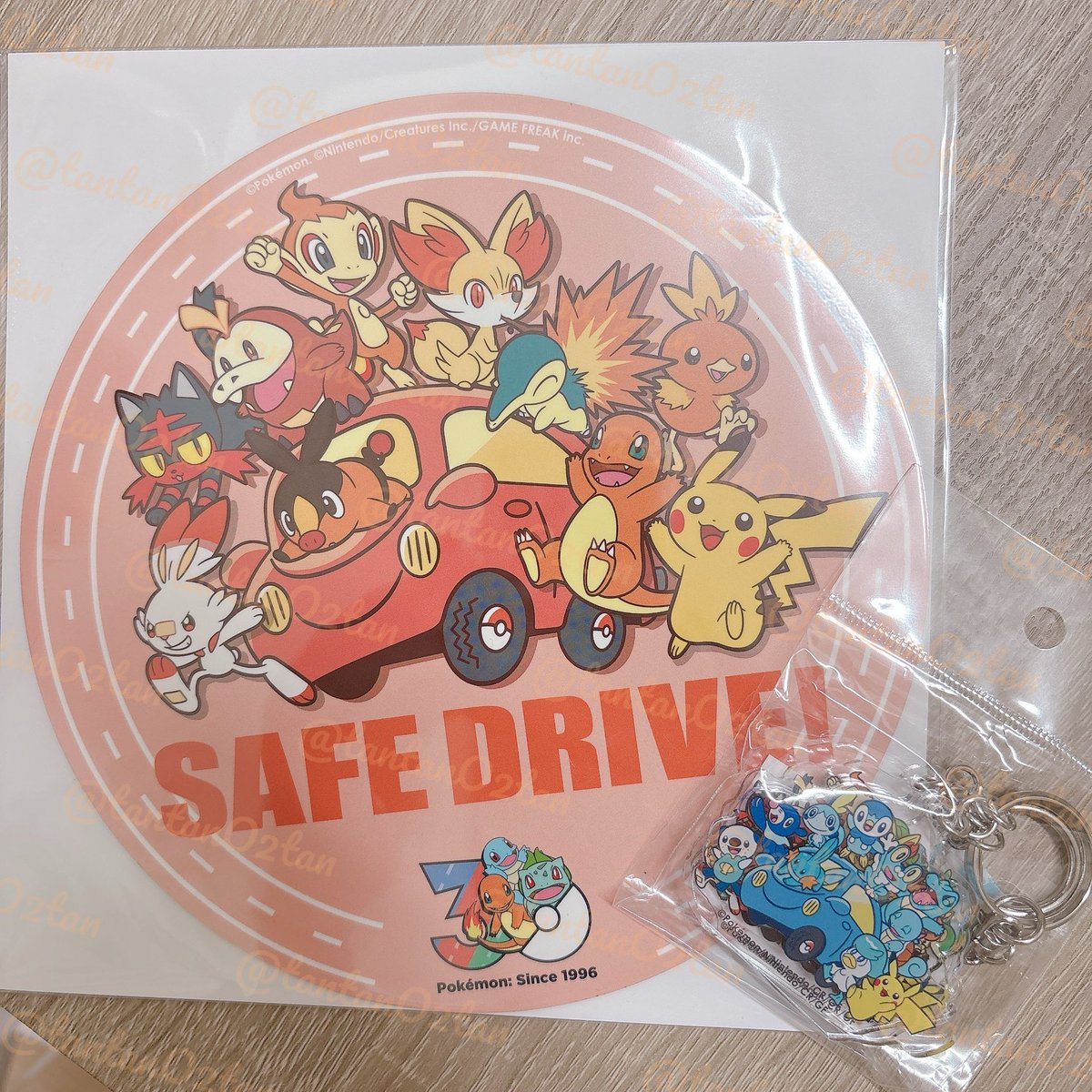 tantanO2tan's tweet photo. ポケモンサービスエリアのたび🚗 ࡄ

24時間営業のところはもうグッズが出てて、眠たい目を擦りながら0時到着に合わせて走らせて来た~ (´-_ก̀ )｡ﾟ
ステッカーが思ったより大きくてビックリしてる...😳！

もうSA全体的に装飾がたくさんされてて、めちゃくちゃ可愛かった☺️🧡 https://t.co/KGRUnVZDeO