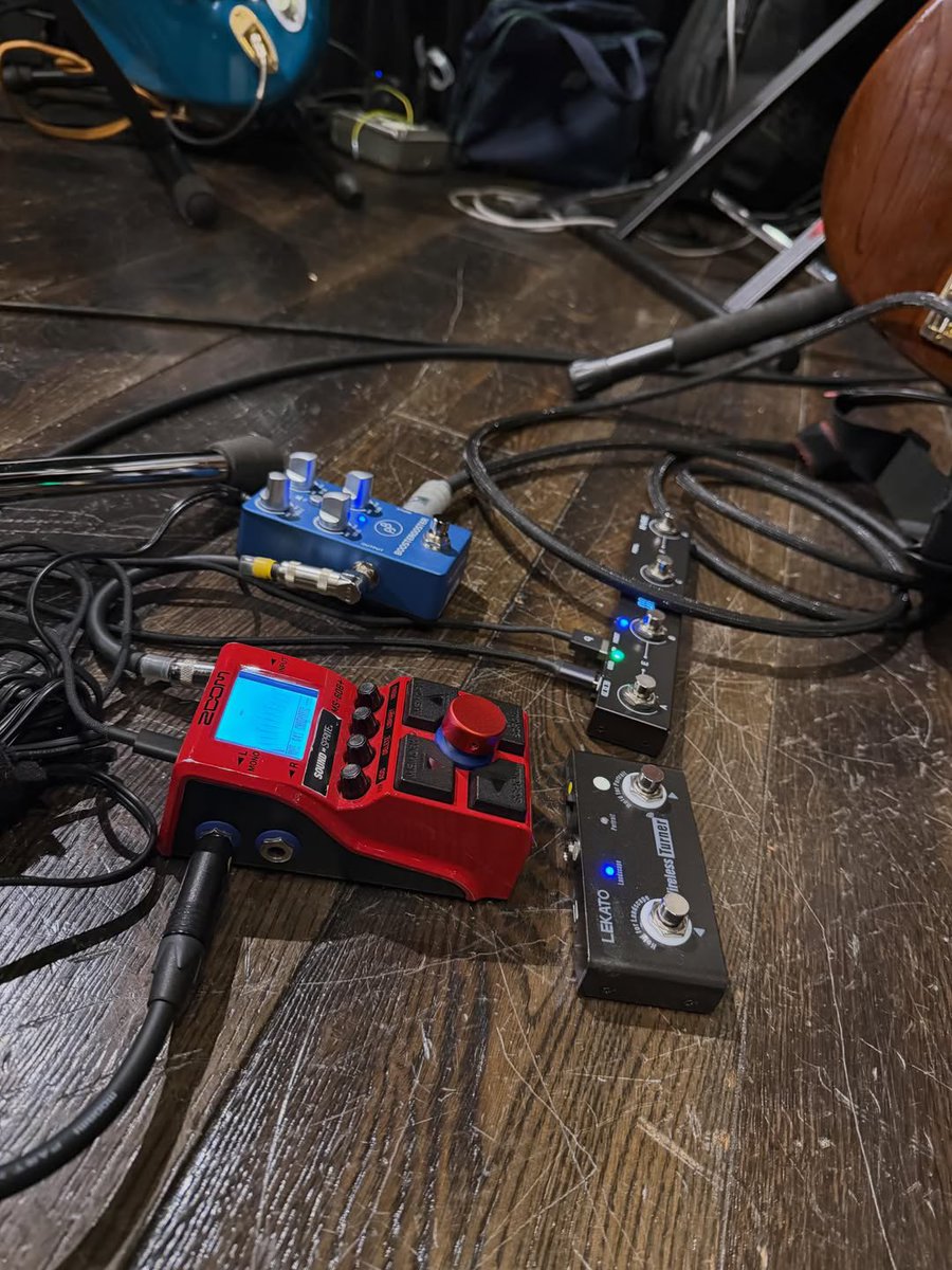 JES1988_NEW's tweet photo. PJBアーティスト森伸弘氏のライブレポートをシェアさせてもらいました。

   【森伸弘バンドその1】
ライブにお越しいただきありがとうございました！
ライブ感謝の詳細は続報にて深くお知らせいたします。

まずは当日の森の使用機材
ライブの2日前に到着したPJBのブースタープリアンプ
PE2(BOOSTARROOSTER)が、本当に最高の音に仕上げてくれました！
曲によって、少しマルチ内のコンプレッサーとリミッターを使いましたが基本的にこれだけで好きな音を演出できました。
どれだけ内部でブーストしても歪まないので、歪みは外部で必要ですが、軽いコンプレッションも期待できるので、理想的なサウンドでした。
これ、、マジでオススメです！
レポートとして、、

・ズバリ音が元気、密度が心地よく濃くなる。
・EQのポイントが現場での対応に扱いやすく、それでいてベースのキャラクターに変化を与えない。
・現場のアンプの扱いにくいポイントをフォローできる。
・音抜けが格別に良くなる。ノイズも皆無。
・理想的な音を少ないアクションで演出できる。

ライブではコレの後にzoomのマルチストンプMS60b+(sound  spriteさんによるモディファイ済み)のみ。
シールド類はMOGAMI3369。
特にベースからエフェクト間、パッチケーブルは前記のsound spriteさんによる製作のものを使用。
かなりベースの音の主張が強かったかもしれないけど、僕のライブだしね（笑）
皆様の真心で素敵なライブになりました。

ライブ本編については続報にて^_^

ありがとうございました！

@nobuhiro_mori_bass 
https://t.co/tD6vtW8Ol2

#jesinternational 
#philjonesbass 
#mogamicables 
#soundsprite 
#森伸弘バンド