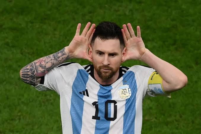 AMFMCH's tweet photo. @RnCe13 @dlptlv @DeNigris9 @vincentjanssen Para hablar hay que saber de fútbol, pero que puedo esperar de un ignorante

Con ese comentario demostré solamente que Van Gaal es un racista.

Van Gaal le tiene repudio a LatAm, por algo este gesto de Messi tiene importancia 

En todo caso nosotros entendimos el sueño del toro https://t.co/KMXWRxnOQY