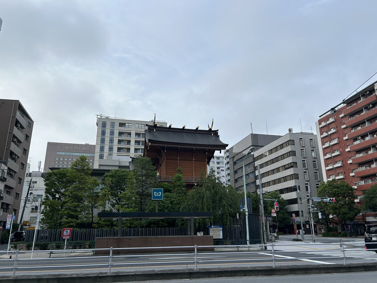 tsukushi1877's tweet photo. お江戸日本橋
水天宮⛩️交差点は⛅️
下半期
文月お朔日参り🙏の朝(お赤飯㊗️)

さて昨日より中元売出現金つかみどり💸が始まりました

夏のお買い物🌻は人形町に！

2(木)半夏生
3(金)大安
5(日)水天宮月次祭
6(月)7(火)一粒万倍日🌾
9(木)大安
11(土)戌の日🐶
土日も営業致します🙇‍♂️

今月もお元気で！ https://t.co/a26nsuNFCn
