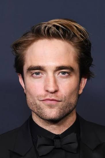 TouchmineX's tweet photo. 🚨🗣 Robert Pattinson, the actor behind Batman, on Cristiano Ronaldo:

"I saw Messi was in the new Spider-Man trailer. Maybe we can try and bring Ronaldo for Batman II but he's not as easy I guess." (laughs) 🤣🦇 https://t.co/0BVFRRZcKf