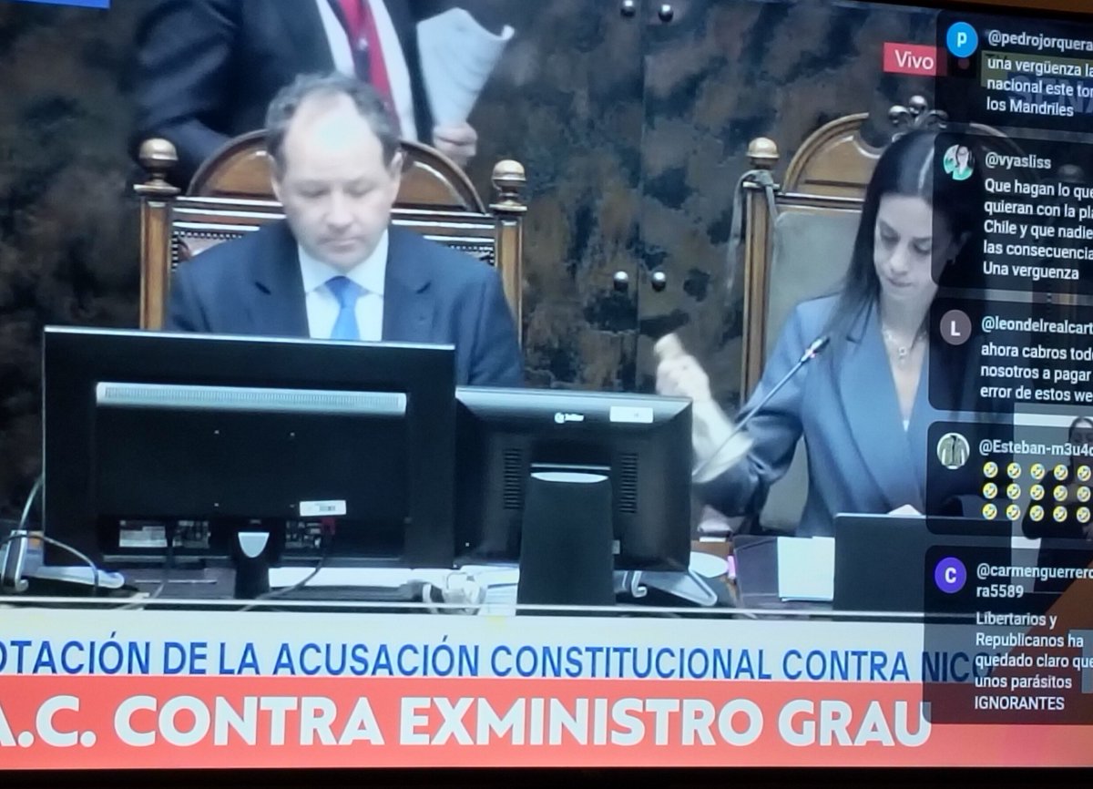 Chilemaslibre's tweet photo. Rechazaron la #acusacionconstitucional .... un #senado asqueroso que defiende a #grau ...pero no olvidaremos los nombres de los que siendo elegidos para defender ideas de derecha votan aliándose con la izquierda .. asquerosos traidores. https://t.co/C0oredJMcf