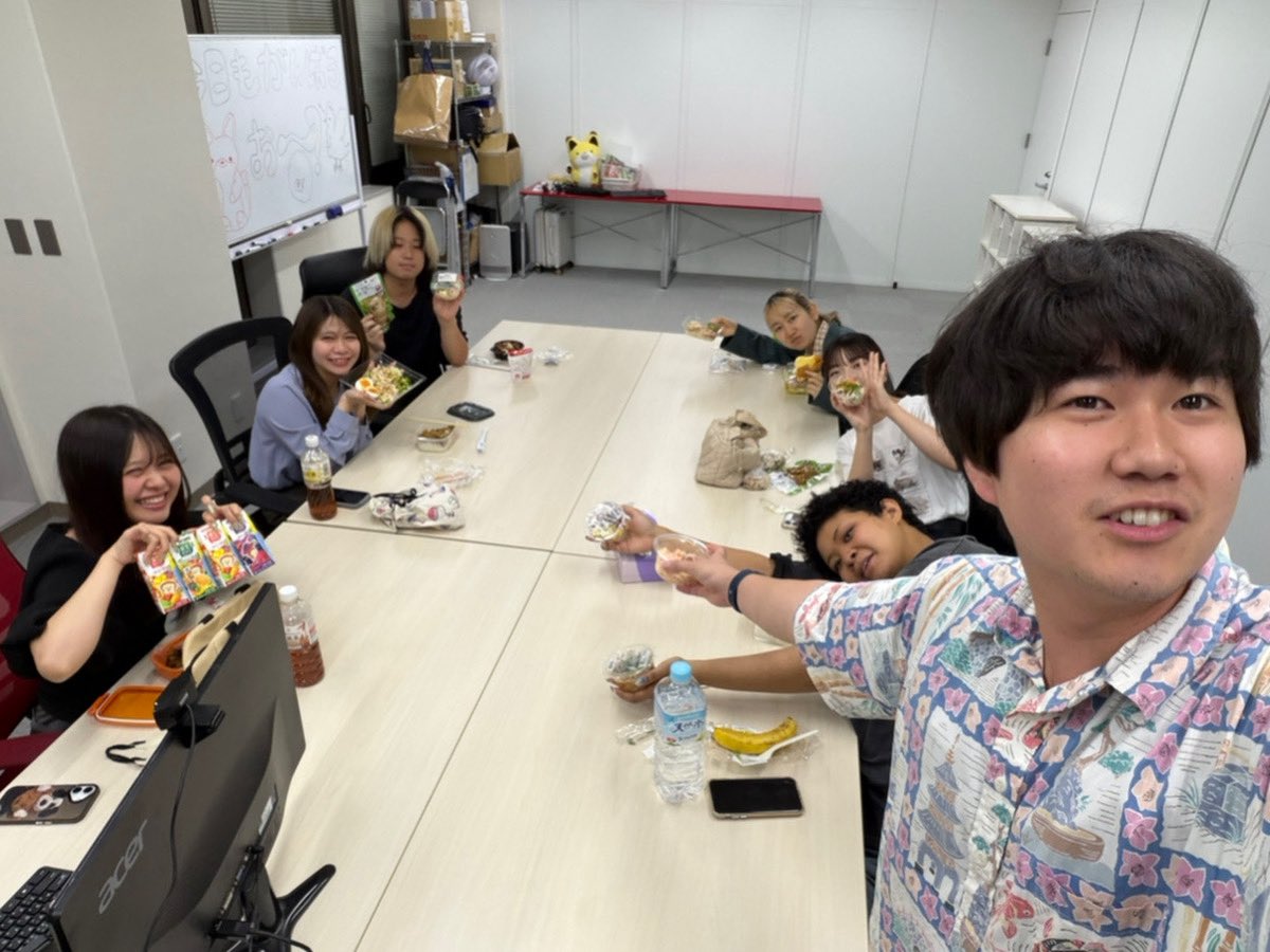 event21_nm's tweet photo. おはようございます！

先日、東京支店では月イチが開催されました！
みんなでサラダデーです🥗🧃
どうやら働きがいをテーマに話した様子.°

7月も楽しみながら過ごしていきましょう٩( ᐛ )و

#イベント21 #福利厚生 #27卒 #新卒採用 
#企業公式が朝の挨拶を言い合う https://t.co/BwEMe3k4d6