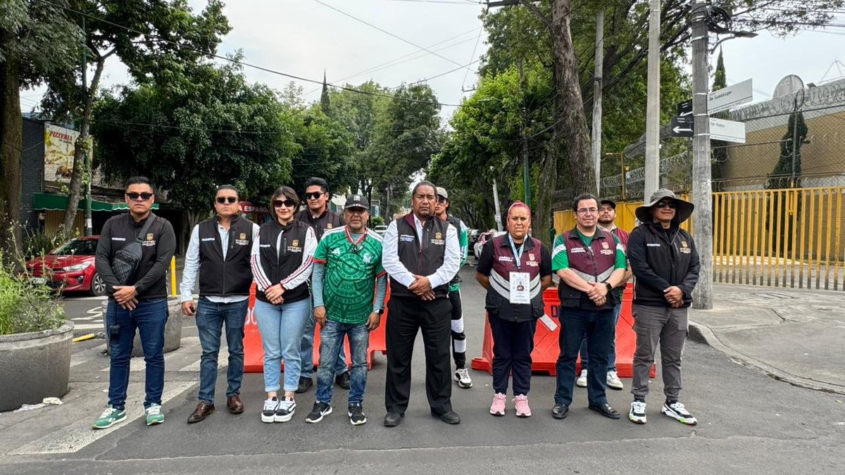 MESLKOOK's tweet photo. @c4reporte @UCS_GCDMX @TlalpanVecinos @DanyAlvarezca @TlalpanAl @Gabyosoriohdz @PabloVazC @ClaraBrugadaM según anda personal de la alcaldía retirando ambulantes en el cuadrante del estadio https://t.co/0aefBcwwss