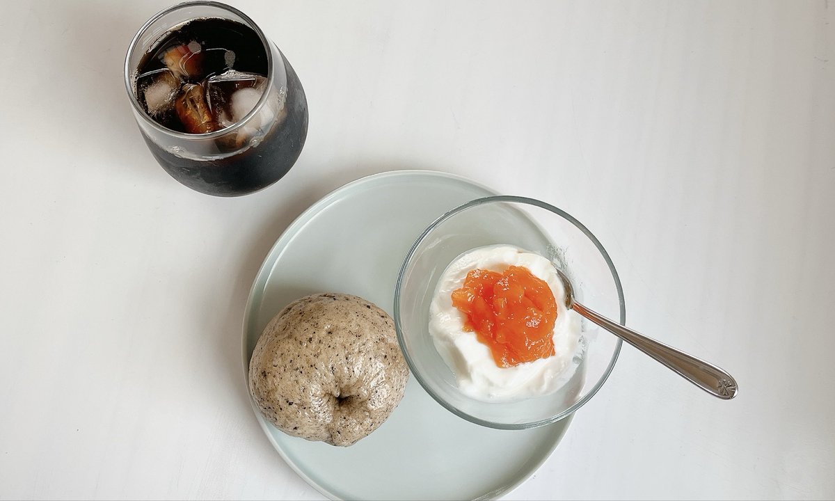 s211ray's tweet photo. ほうじ茶ベーグルとにんじんジャムヨーグルト https://t.co/Fcvpp9nHZA