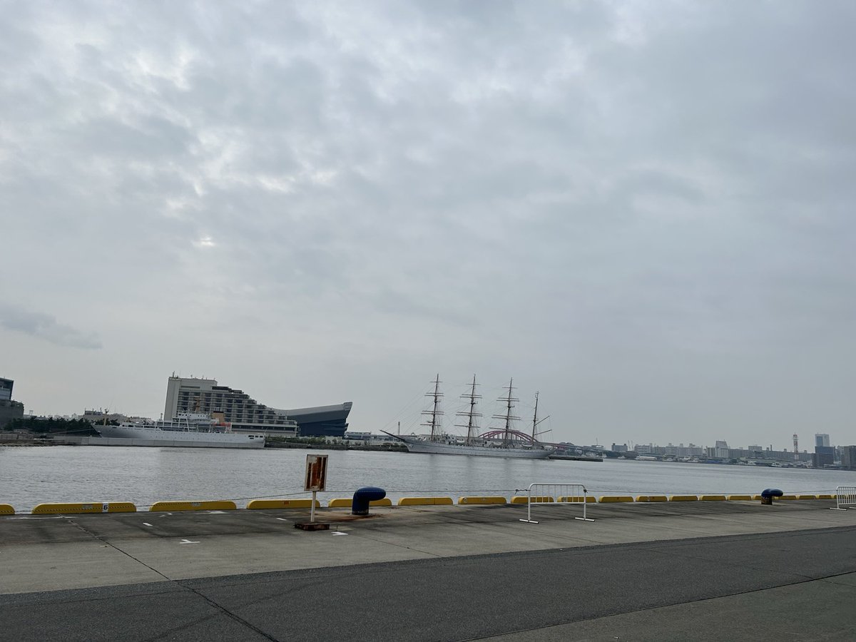 kiss_shakariki's tweet photo. ⏰7月1日(水)⏰

おはようございます
#シャカリキ 水曜日
この後7時半から🚢 

どんより曇り空です☁️
傘をお忘れなく☂️

メッセージはこちら📩
https://t.co/UqGO1ydkQt

radiko🔻
https://t.co/Oq21mFrdVT 

#イマソラ
#KissFMKOBE https://t.co/gA3OeXC7IN