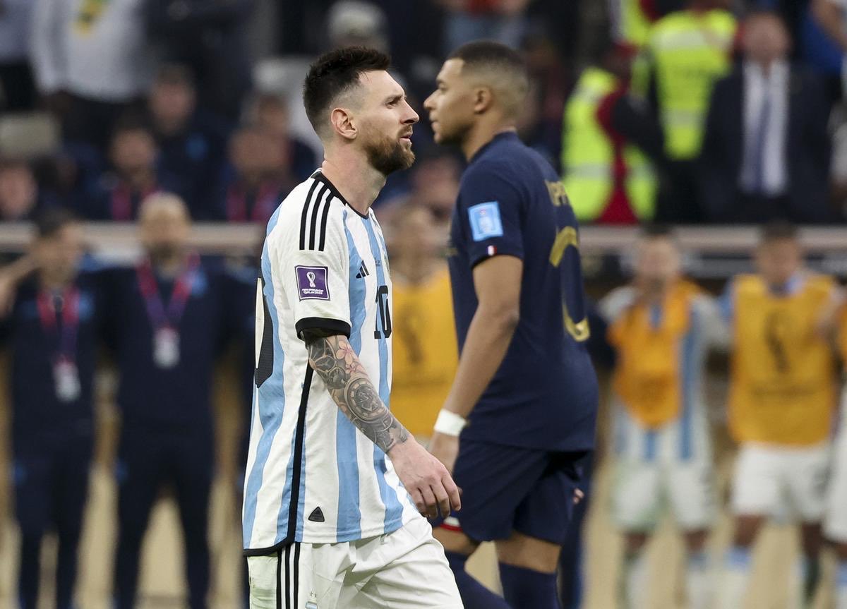 AlbertFCB's tweet photo. Messi le ganó una final de Champions al que dicen que es el mejor jugador de esa competición

Messi le ganó una final de Mundial al que dicen que es el mejor jugador de esa competición 

Literalmente es el GOAT del fútbol https://t.co/PgG0Kb5WEk